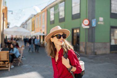 Tenerife adasındaki eski şehir La Laguna 'da seyahat eden bir kadın.