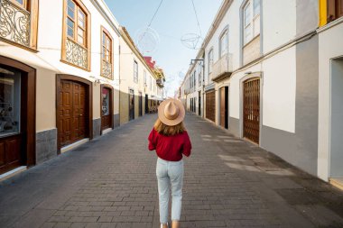 Tenerife adasındaki eski İspanyol kasabasında seyahat eden bir kadın.