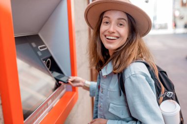 ATM sokakta kullanan kadın