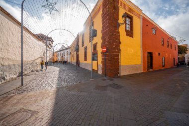 La Laguna 'da eski evlerin olduğu sokak manzarası