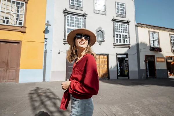Frau in der Altstadt von La Laguna auf Teneriffa unterwegs — Stockfoto