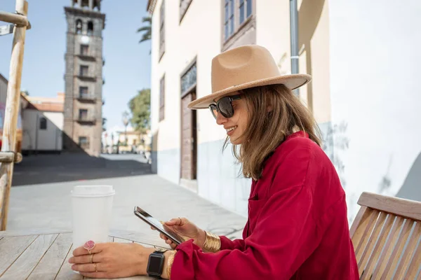 Mujer feliz descansando en la terraza de la cafetería en la ciudad vieja —  Fotos de Stock