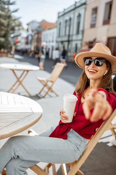 Happy woman resting on the cafe terrace in the old city — Stock Photo, Image