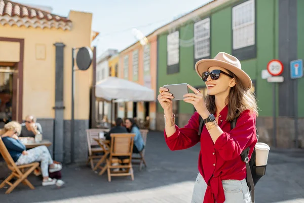 Woman traveling in the old town La Laguna on Tenerife island — Stock Photo, Image