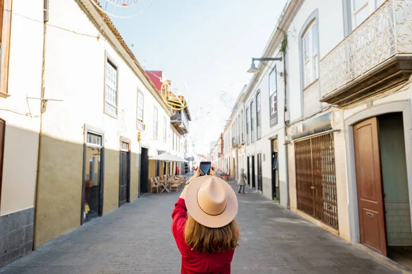 Mujer viajando en el casco antiguo de Tenerife —  Fotos de Stock