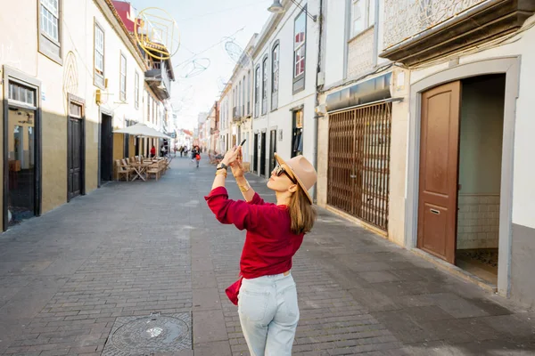 Donna che viaggia nel centro storico La Laguna sull'isola di Tenerife — Foto Stock