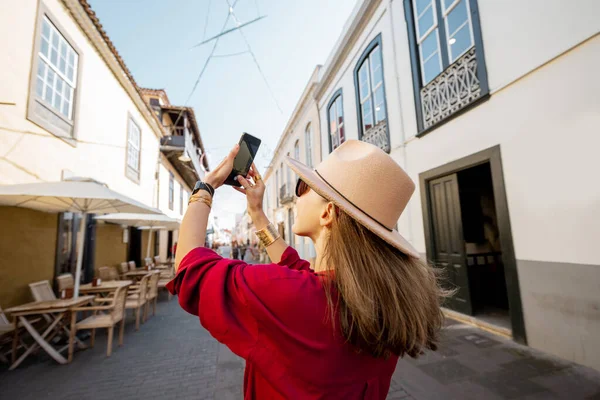 Mulher viajando na cidade velha La Laguna na ilha de Tenerife — Fotografia de Stock