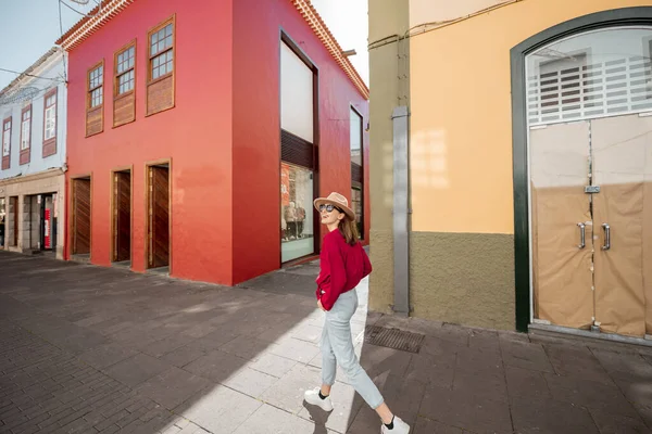 Stijlvolle vrouw loopt de straat in de oude stad — Stockfoto