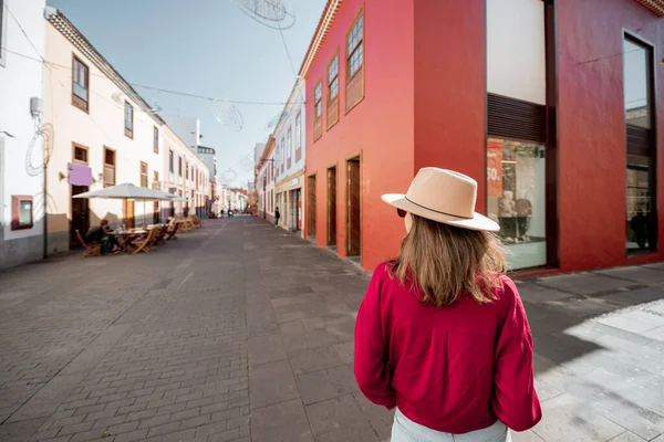 Стильная женщина, идущая по улице в старом городе — стоковое фото