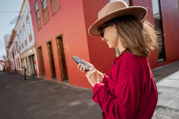 Vrouw met smartphone op straat — Stockfoto
