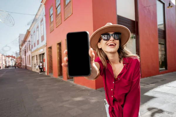 Mujer con teléfono inteligente en la calle de la ciudad — Foto de Stock