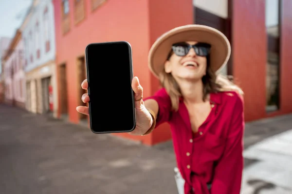 Vrouw met smartphone op straat — Stockfoto
