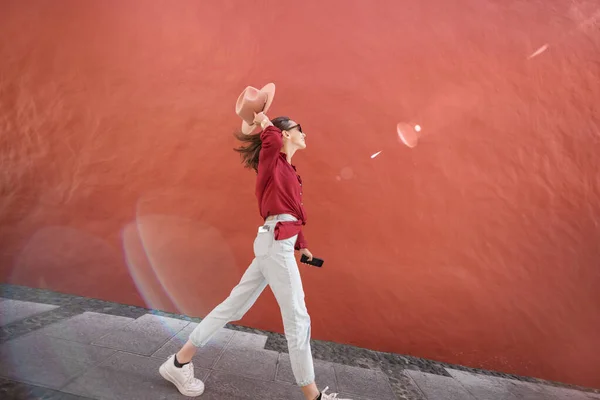 Retrato de una mujer con estilo en el fondo de la pared roja —  Fotos de Stock
