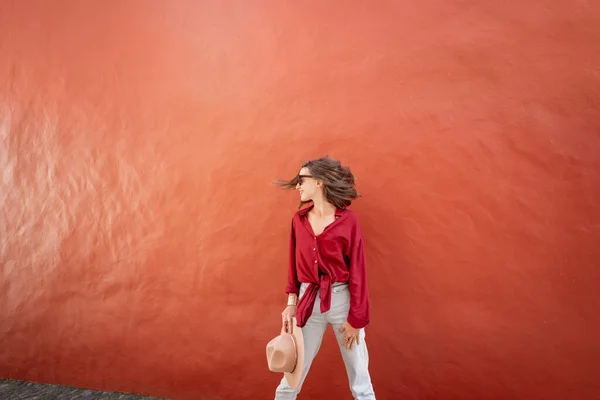 Retrato de una mujer con estilo en el fondo de la pared roja —  Fotos de Stock