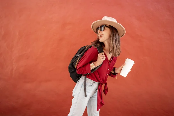 Retrato de una mujer con estilo con taza de café en el fondo de la pared roja —  Fotos de Stock