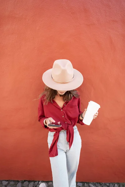 Retrato de una mujer con estilo en el fondo de la pared roja —  Fotos de Stock