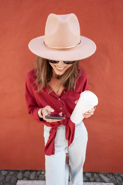 Retrato de una mujer con estilo en el fondo de la pared roja —  Fotos de Stock