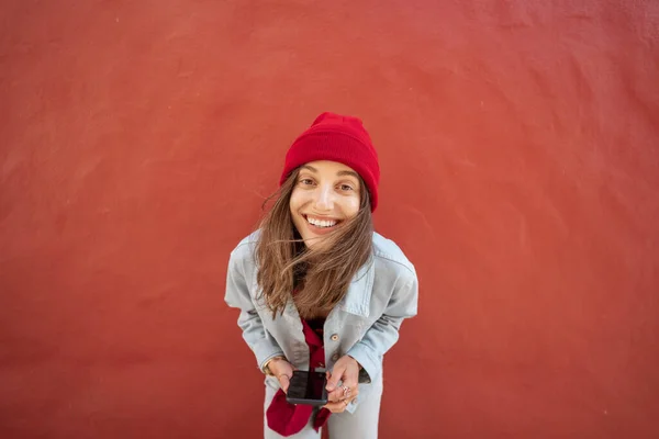 Happy woman on the red background outdoors — Stock Photo, Image