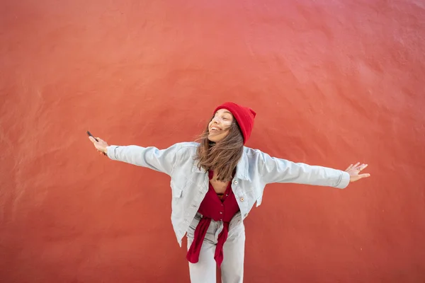 Mujer feliz en el fondo rojo al aire libre —  Fotos de Stock