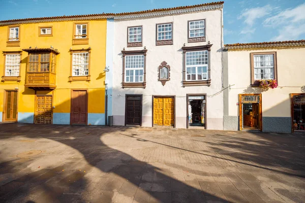 Straßenblick mit bunten alten Häusern in La Laguna — Stockfoto