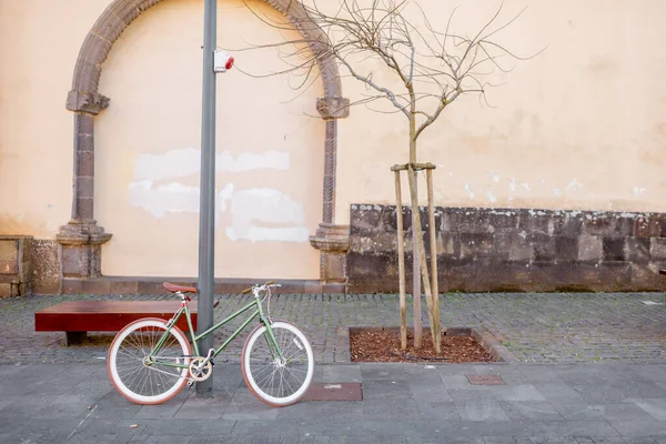 Вид на улицу с ретро-велосипедом — стоковое фото