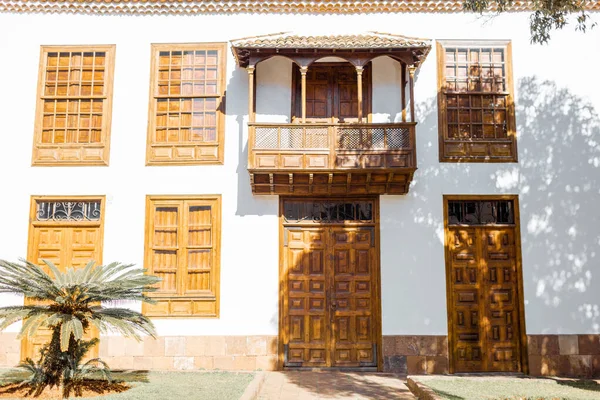 Utcai kilátás ősi házak La Laguna — Stock Fotó