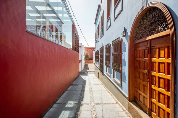 Estrecha calle con casas luminosas en La Laguna, España — Foto de Stock