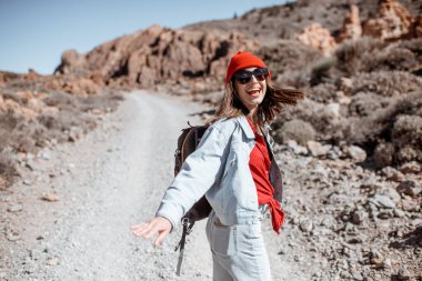 Kayalık arazide tasasız bir kadın