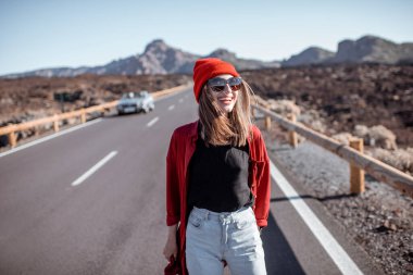 Yolda şık bir kadının portresi.