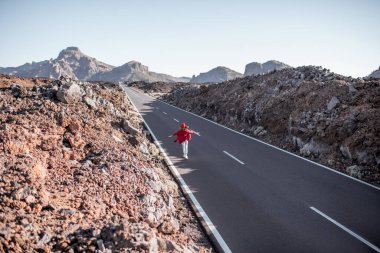 Volkanik vadide yol ve yürüyen kadın