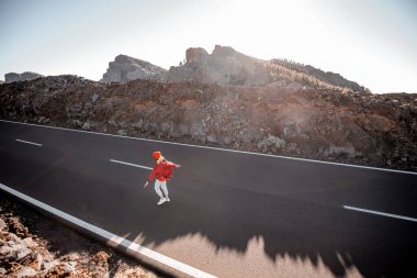 Volkanik vadide yol ve yürüyen kadın