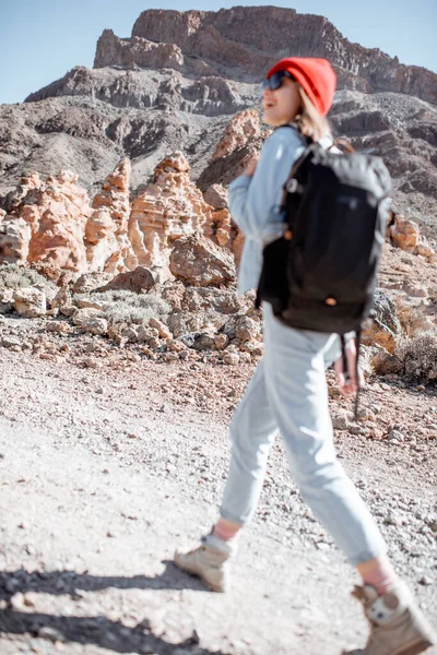 Jovem turista no terreno rochoso — Fotografia de Stock