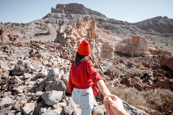 Femme voyageant sur le terrain rocheux — Photo