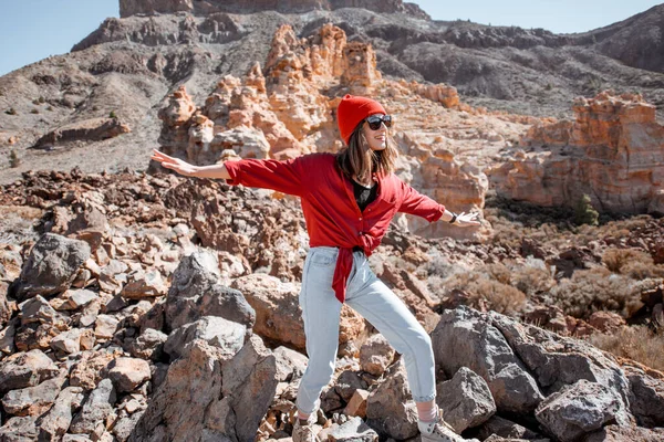 Mulher elegante andando no terreno rochoso enquanto viaja — Fotografia de Stock