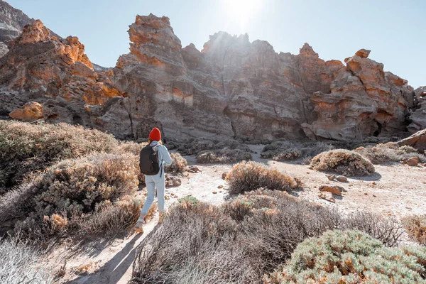 Femme voyageant sur le terrain rocheux — Photo