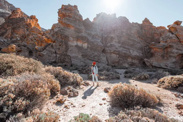 Femme voyageant sur le terrain rocheux — Photo