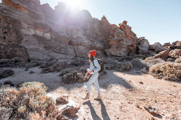 Mujer viajando por el terreno rocoso — Foto de Stock