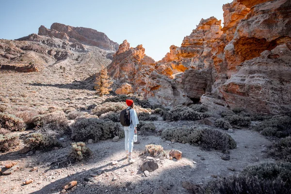 Mujer viajando por el terreno rocoso — Foto de Stock