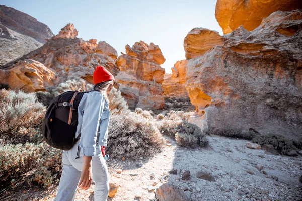 Mujer viajando por terreno rocoso — Foto de Stock