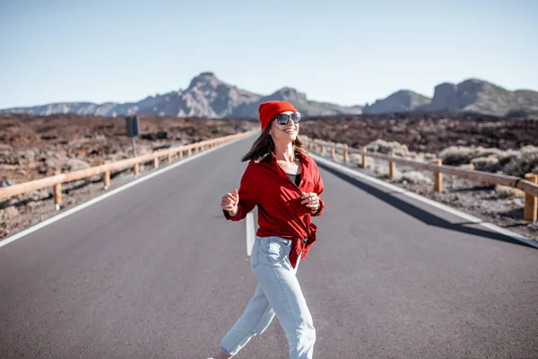 Mulher despreocupada na estrada do deserto — Fotografia de Stock