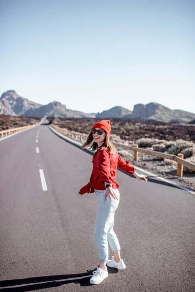 Mulher despreocupada na estrada do deserto — Fotografia de Stock