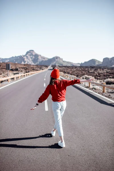 Mulher despreocupada na estrada do deserto — Fotografia de Stock