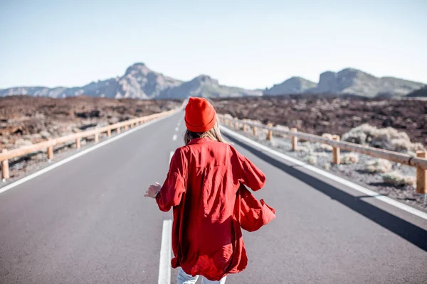 Mujer despreocupada en el camino del desierto — Foto de Stock