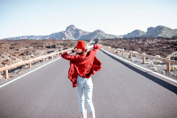 Mulher despreocupada na estrada do deserto — Fotografia de Stock