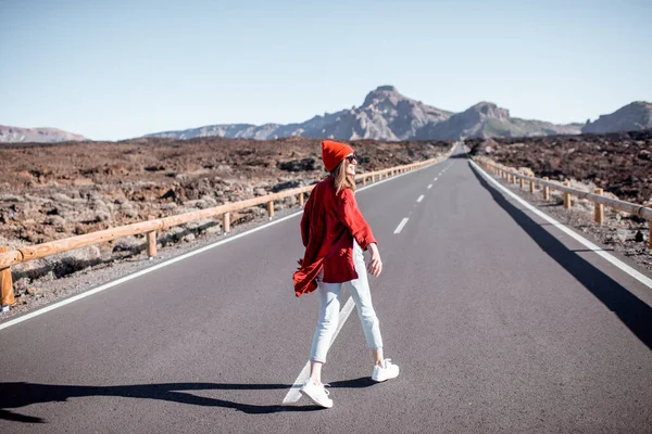 Mujer despreocupada en el camino del desierto —  Fotos de Stock