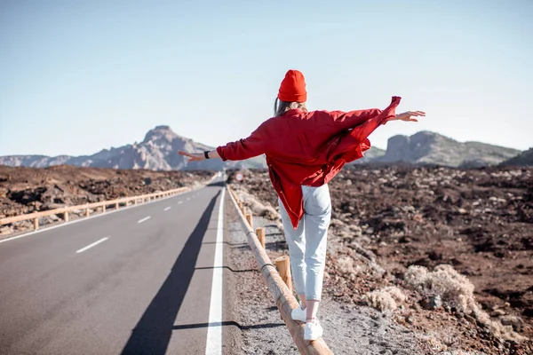 Mujer despreocupada en el camino del desierto — Foto de Stock