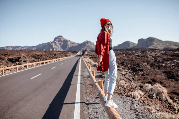 Беззаботная женщина на пустынной дороге — стоковое фото