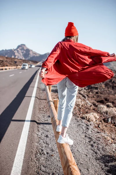 Carefree woman on the desert road — Stock Photo, Image