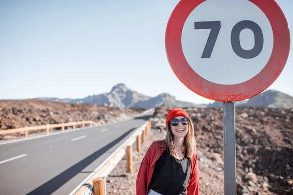 Mujer caminando en el camino del desierto — Foto de Stock