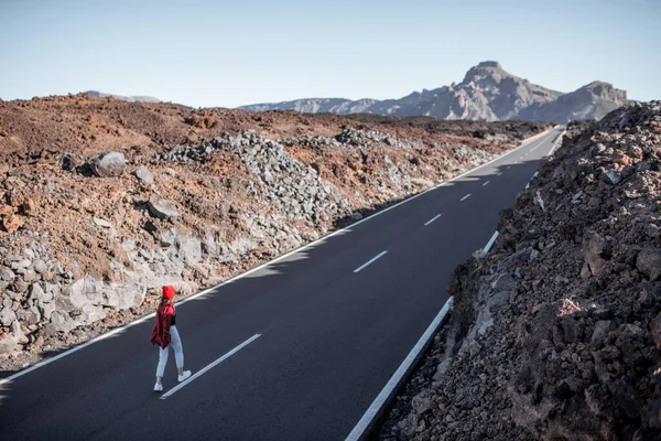 Camino en el valle volcánico y mujer caminando — Foto de Stock